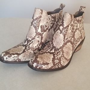 VINCE CAMUTO Womens Snake Print Bootie 8 M